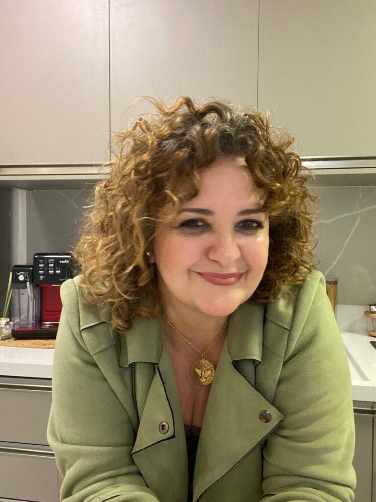 Katia Camacho, corretora de imóveis em São Paulo, sorridente e acolhedora